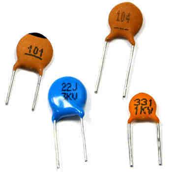 Um capacitor eletrolítico de alumínio consiste em elementos capacitores enrolados e embebidos em eletrólito líquido, conectados a