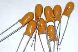 Considerações práticas para a seleção de indutores e capacitores Os capacitores de tântalo sólido são dispositivos polarizados (tensão