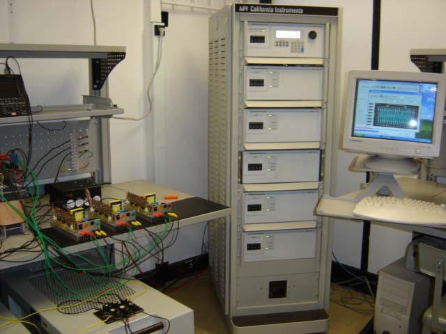 O principal equipamento disponível no laboratório é a fonte de alimentação California Instruments série IX (Figura 3.