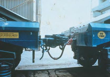 MECANISMO DE TRAÇÃO Fora da Europa Ocidental, a maioria dos veículos de carga são equipados com acopladores articulados em vez de acopladores com parafusos, ganchos e amortecedores.