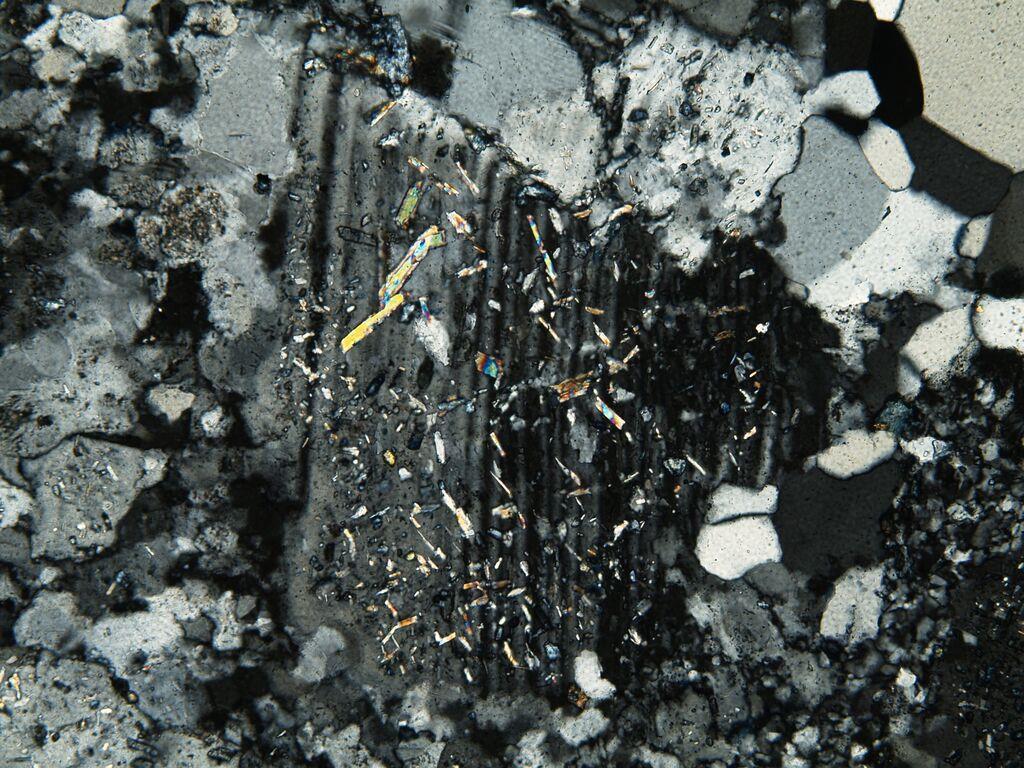 15 Plagioclase Feldespato Biotita Zircão Epídoto Rocha inicialmente de composição granítica, provavelmente em fáceis de anfibolito, milonitisado que sofreu deformação e estava a uma temperatura acima