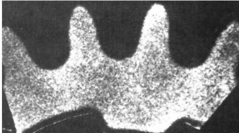 O Carbono da atmosfera difunde-se para o interior das rodas dentadas, de modo que, depois dos