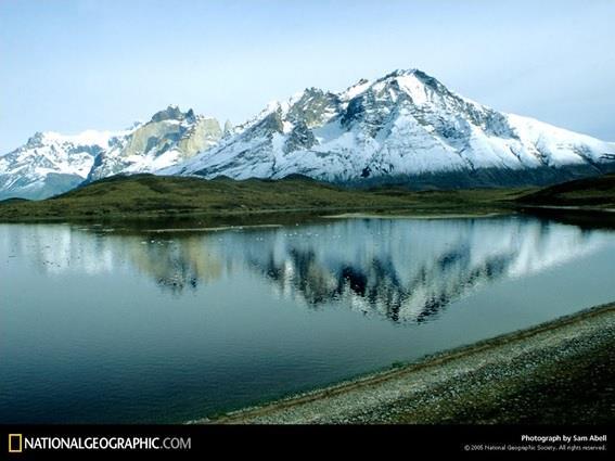 CARACTERÍSTICAS GEOLÓGICAS E GEOMROFOLÓGICAS DA AMÉRICA A Cordilheira dos Andes (em língua quechua: Anti(s)) é uma vasta cadeia montanhosa formada por um sistema