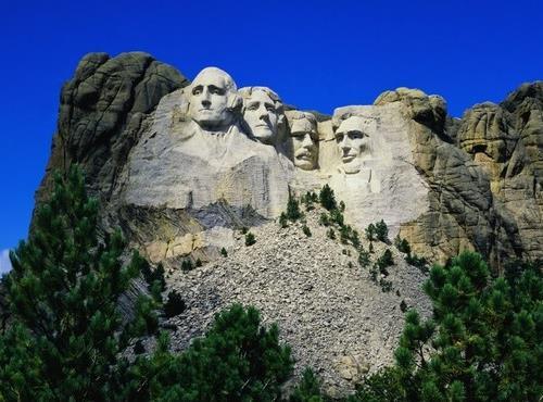 Fonte/imagem: www.traveler.es Foi na cordilheira dos Apalaches que esculpiram o monumento em homenagem aos primeiros presidentes dos Estados Unidos. Demorou cerca de 14 anos para sua conclusão.