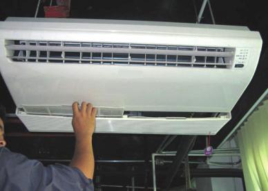Limpeza e Manutenção ATENÇÃO É preciso desligar o Condicionador de Ar e desligar o fornecimento de energia elétrica antes de efetuar a limpeza.