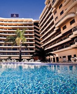 Mas, quando estiver neste hotel em Vilamoura não deixe também de divertir-se nas piscinas exteriores, nos campos de ténis, nas salas de jogos, no