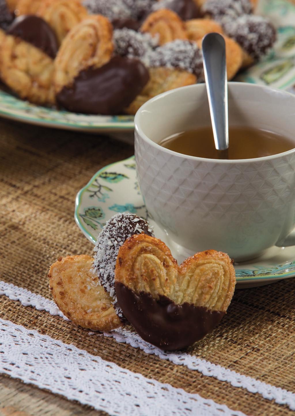 Palmier com Coco e Chocolate 1 pacote de Massa Folhada Laminada Arosa 300 g; 1 xícara (chá) de açúcar cristal; 1 xícara (chá) coco ralado.