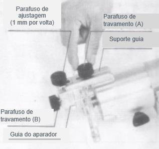 Instale a guia da sapata na base da ferramenta com um parafuso de travamento (A).