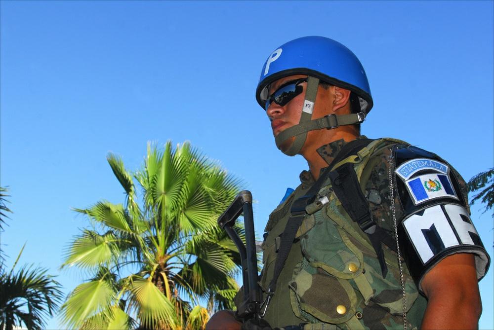 Um policial guatemalteca com a Missão das Nações Unidas para a Estabilização do Haiti [Larry Luxner] Martelly anunciou em 6 de dezembro os membros da comissão: o Ministro da Defesa Richard Morasse; o