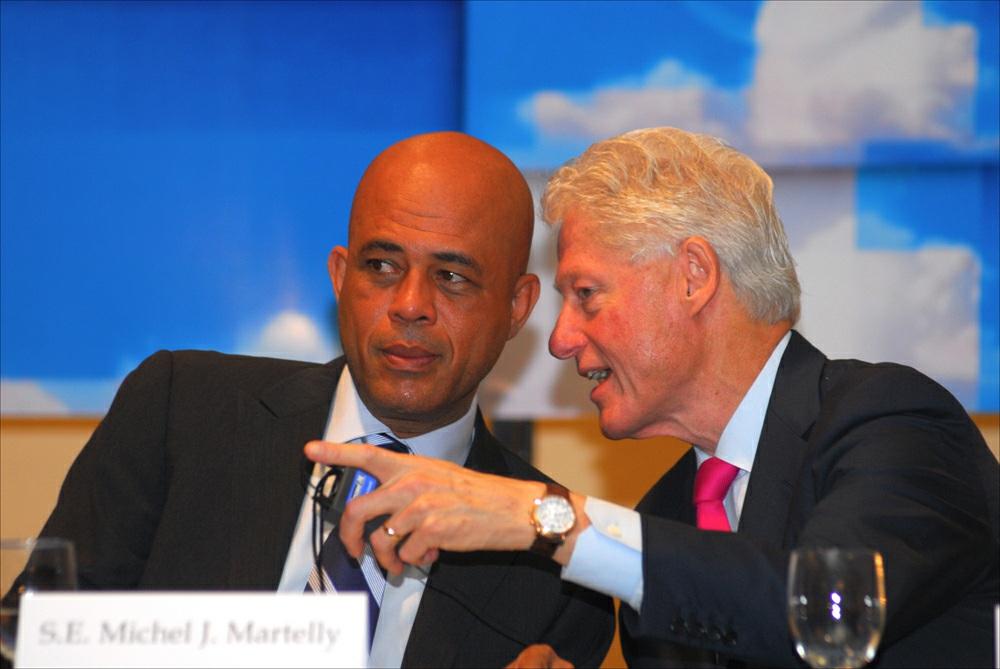 O presidente do Haiti Michel Martelly e o ex-presidente dos EUA Bill Clinton compartilham o palanque em 29 de novembro em uma conferência do Banco Interamericano de Desenvolvimento em Porto Príncipe,