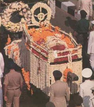 Em 1948 foi assassinado em Nova Délhi por um extremista hindu, quando se dirigia para um comício de oração.