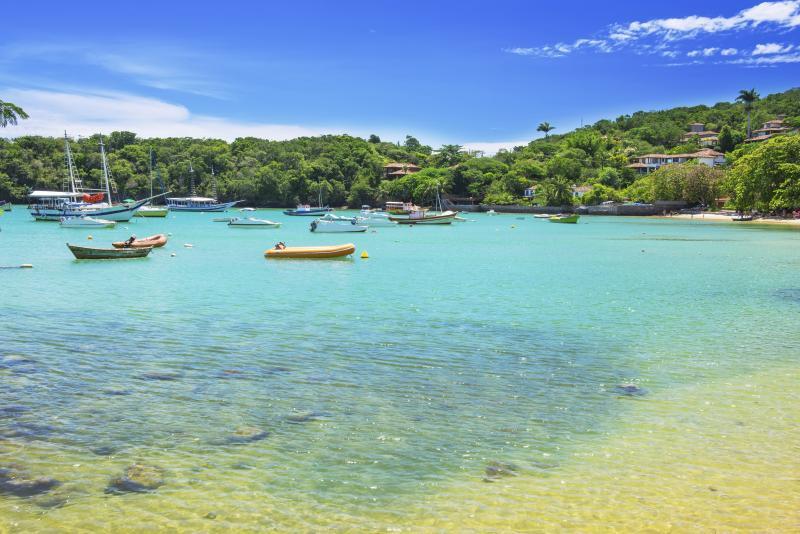 Passear pela Rua das Pedras, tomar uns drinques em um dos beach clubs da Praia Brava ou apenas ver o tempo passar na Praia da Tartaruga são algumas maneiras de curtir Búzios, cidade localizada na