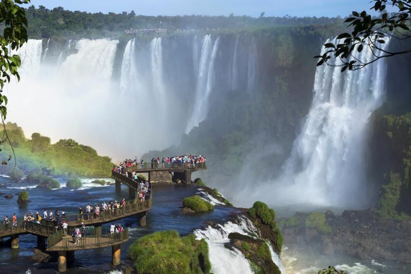 Celebrar o amor aos pés das Cataratas do Iguaçu é para começar bem qualquer casamento. A energia desta que é uma das maiores atrações naturais do Brasil é quase que indescritível.