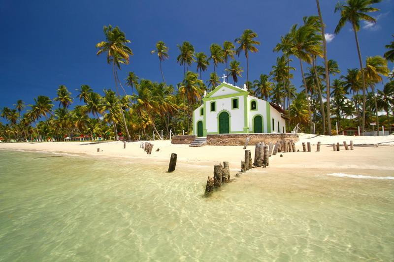 Mar calmo com água quentinha, coqueirais, o céu sempre azul e uma paz envolvente: assim é a Praia dos Carneiros, localizada a menos de duas horas de Recife.