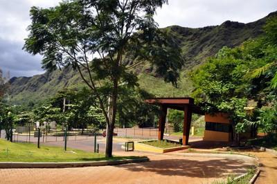 Paisagem exuberante, cercada por ipês brancos, por cerejeiras. Funcionamento Visitação / Entrada franca.