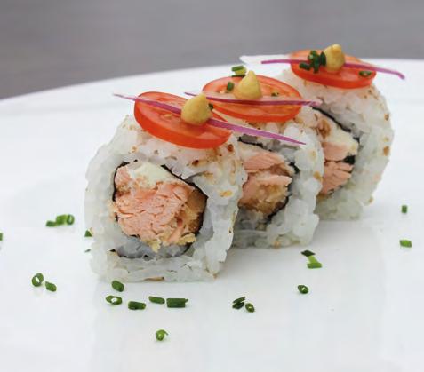 417.TROPICAL ROLL Uramaki recheado com salmão empanado, coberto com cebola, tomatinho e toque de mostarda. 418.