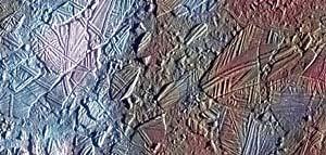 Superfície de Europa com a intrincada rede de fracturas e dinâmica crustal, processo ligados à actividade do oceano interior do satélite.