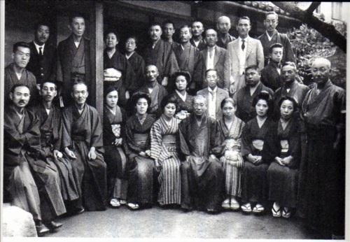 No Japão, a Usui Reiki Ryoho Gakkai, organização fundada pelo próprio Sensei Usui, nas práticas, durante o Shuyokai (seminários),
