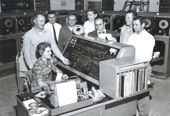 1ª Geração de Computadores Univac I Foi o primeiro computador comercial Utilizava 5000 válvulas Toda a programação era feita dentro do