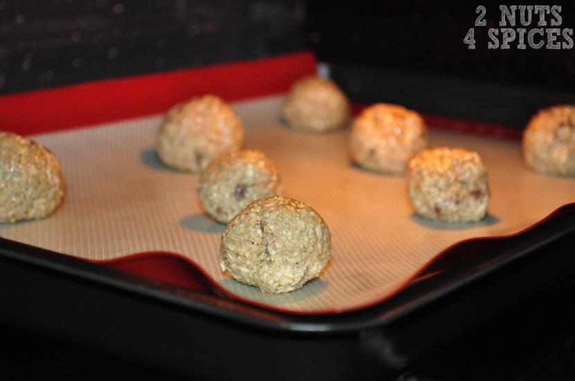 Com a massa pronta é só fazer pequenas bolinhas (um pouco maiores que brigadeiros) e levar ao forno pré-aquecido a 180 por 15 a 18 minutos.