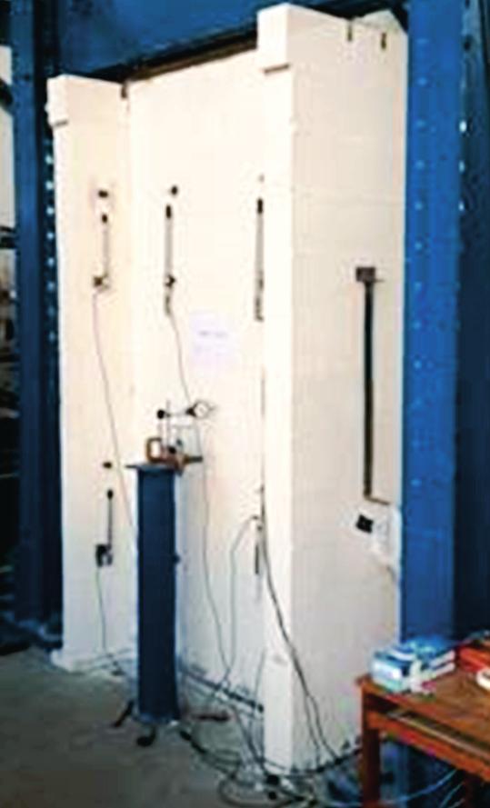 Experimental evaluation of the interaction between strength concrete block walls under vertical loads Figura 6 Parede com flanges instrumentada e detalhe do pórtico de reação equivale à medida de