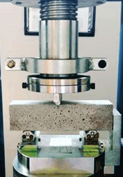 Experimental evaluation of the interaction between strength concrete block walls under vertical loads Figura 9 Ensaio em corpos de prova prismáticos de argamassa, à flexão simples e à compressão