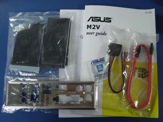 "Kit" com cabos e manuais que acompanha a placa-mãe O drive óptico acompanha um segundo cabo IDE (quase