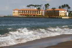 e um terraço com espreguiçadeiras, o hotel Pestana São Tomé oferece