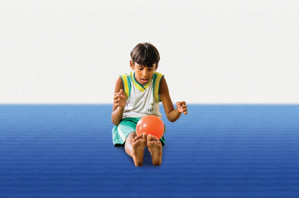 Com a bola, as crianças criaram movimentos com rolamentos pelo corpo e lançamentos Com a bola, as crianças criaram movimentos com rolamentos pelo corpo e lançamentos Atletas trajando collants