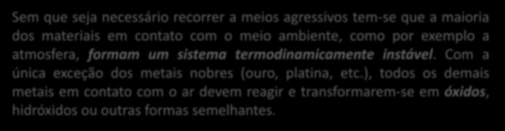 que seja necessário recorrer a meios agressivos tem-se que a maioria dos materiais em contato com o meio ambiente, como por exemplo a atmosfera, formam um