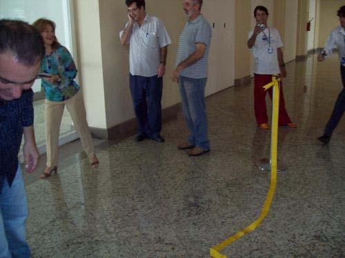 aguardando a abertura da exposição