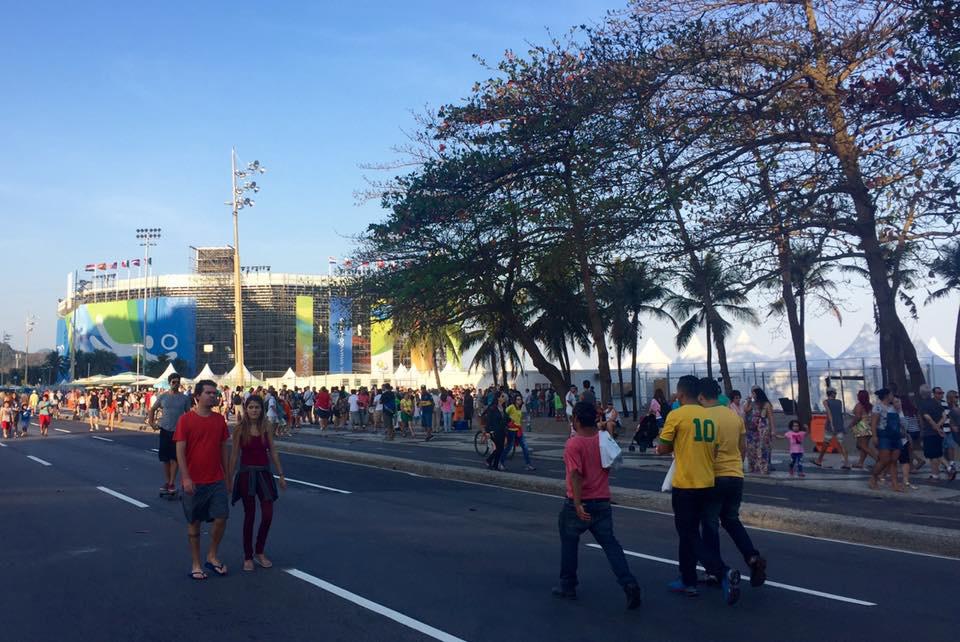 Conhecidos locais da cidade, como a praia de Copacabana (Figura 6), tornaram-se ponto de encontro para turistas estrangeiros