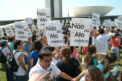 SIM À SAÚDE NÃO AO ATO MÉDICO O Conselho Federal de Psicologia - CFP historicamente tem tido uma destacada atuação perante a sociedade e o Congresso Nacional em defesa dos temas que dizem respeito à