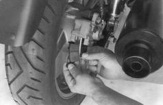 c Acione o pedal do freio várias vezes para que as pastilhas entrem em contato com o disco de freio.