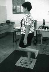 Artigo 2 b 39 Figura 1. Equilíbrio postural unipodal de participante idosa, na plataforma de força.