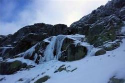 Escalada em cascata de gelo Uma cascata de gelo aparece no Inverno