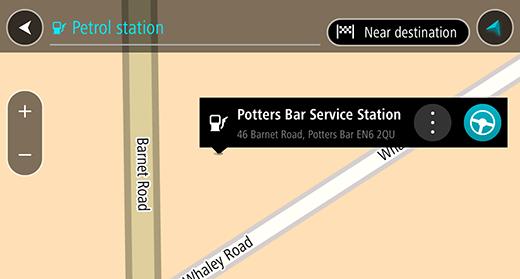 Um menu pop-up é aberto no mapa mostrando o nome do posto de gasolina. 4. Selecione Dirigir. Um percurso é planejado e a orientação até seu destino é iniciada.