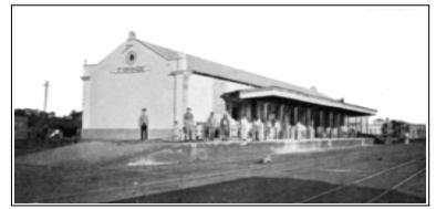 59 10 horas, quando foi festivamente recebido pelos habitantes da vila (RODRIGUES, 1980, p. 128). Figura 7 Estação Ferroviária de Campo Grande Década 1910. Fonte: Congro (1919, p. 92).