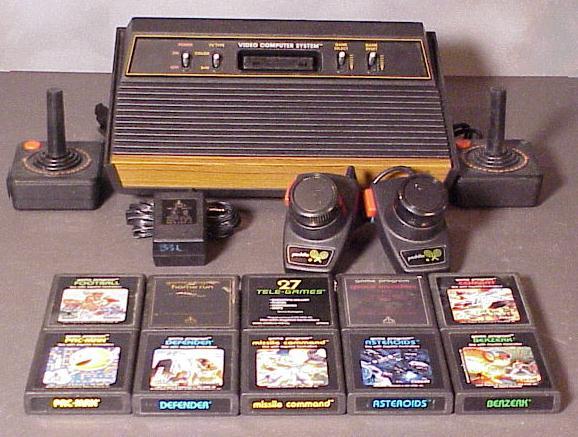 12 Figura 3: Console Atari 2600 ou VCS Figura 4: Fliperama ou Arcade O responsável por fazer com que o videogame virasse uma indústria lucrativa foi, indiscutivelmente, Nolan Bushnell, o fundador da