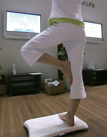 22 Na imagem a seguir o Wii fit simula uma posição de exercício na tela da televisão que pode ser imitado pelo jogador. Figura 11: Prática de Yoga no Wii fit.