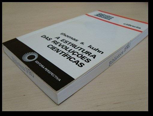 8 c) Carimbo de identificação da biblioteca Deve ser carimbado 1 (uma) vez em cada lateral dos livros (cortes).