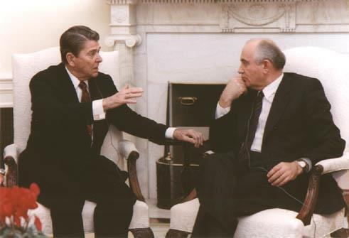 Ronald Reagan e Mikhail Gorbachev, ANOS 80 90 em encontro na Casa Branca, em dezembro de 1987 A GUERRA FRIA CHEGA AO FIM Crise do mundo