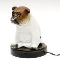 Larg. Cinzeiro: 10,5 cm. 644 CANDEEIRO DE MESA FORMATO DE CÃO em porcelana europeia, em tons branco, castanho e preto (pequenos defeitos disfarçados).