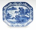 450 TRAVESSA OCTOGONAL DE GRANDES DIMENSÕES em porcelana da China, Cª das Índias, período Qianlong (1736-1795), decoração azyl e branca representando, ao centro, paisagem fluvial com pagodes e, na