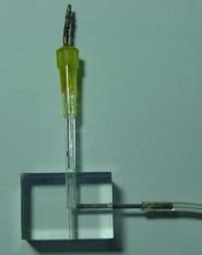 Parte Experimental Neste experimento, utilizou-se uma célula eletroquímica (tipo wall-jet) para dois eletrodos com um microeletrodo de cobre como eletrodo de trabalho e um tubo de aço-inox como