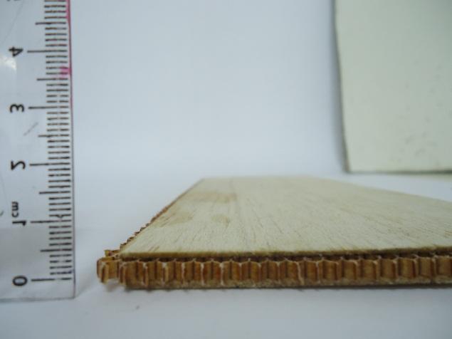 ASTM D 638:2007 (1). Foram fabricados quatro corpos de prova e duas réplicas de cada condição, portanto totalizando dezesseis corpos de prova ensaiados, como apresenta a tab. 1. A fig.