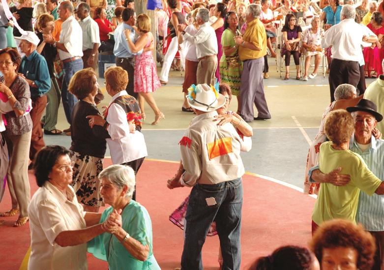 Esse processo é uma consequência da queda da fecundidade e do aumento da expectativa de vida da população, e isso tem sido motivo de preocupação entre muitos demógrafos e economistas. Sabe por quê?