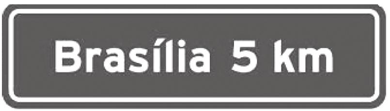 (M090818E4) A placa de trânsito abaixo indica a distância de um determinado ponto de uma rodovia até a cidade de Brasílica DF.