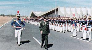 Juntamente com a autoridade homenageada, o Comandante da Guarda de Honra desfaz a continência à Bandeira Nacional, perfilando sua espada, executa direita volver e rompe novamente a marcha, buscando