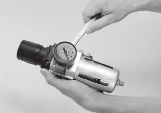 Aplicar fita veda rosca VONDER no manômetro (fig.5); 3. Posicionar o rosqueamento do manômetro com a mão; 4.
